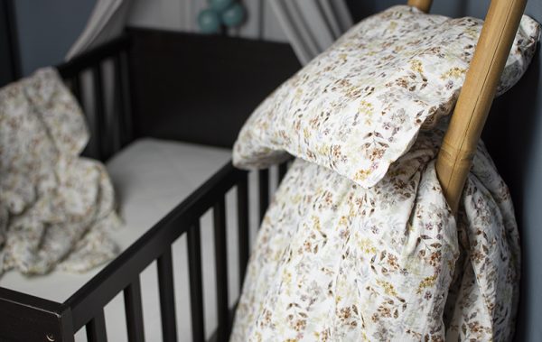 Bäddset till spjälsäng, 100% bomullsmuslin – Offwhite torkade blad